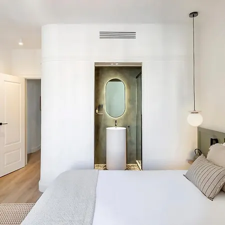 Luxury With King Beds & Ac In Heart Of Bcn דירה ברצלונה